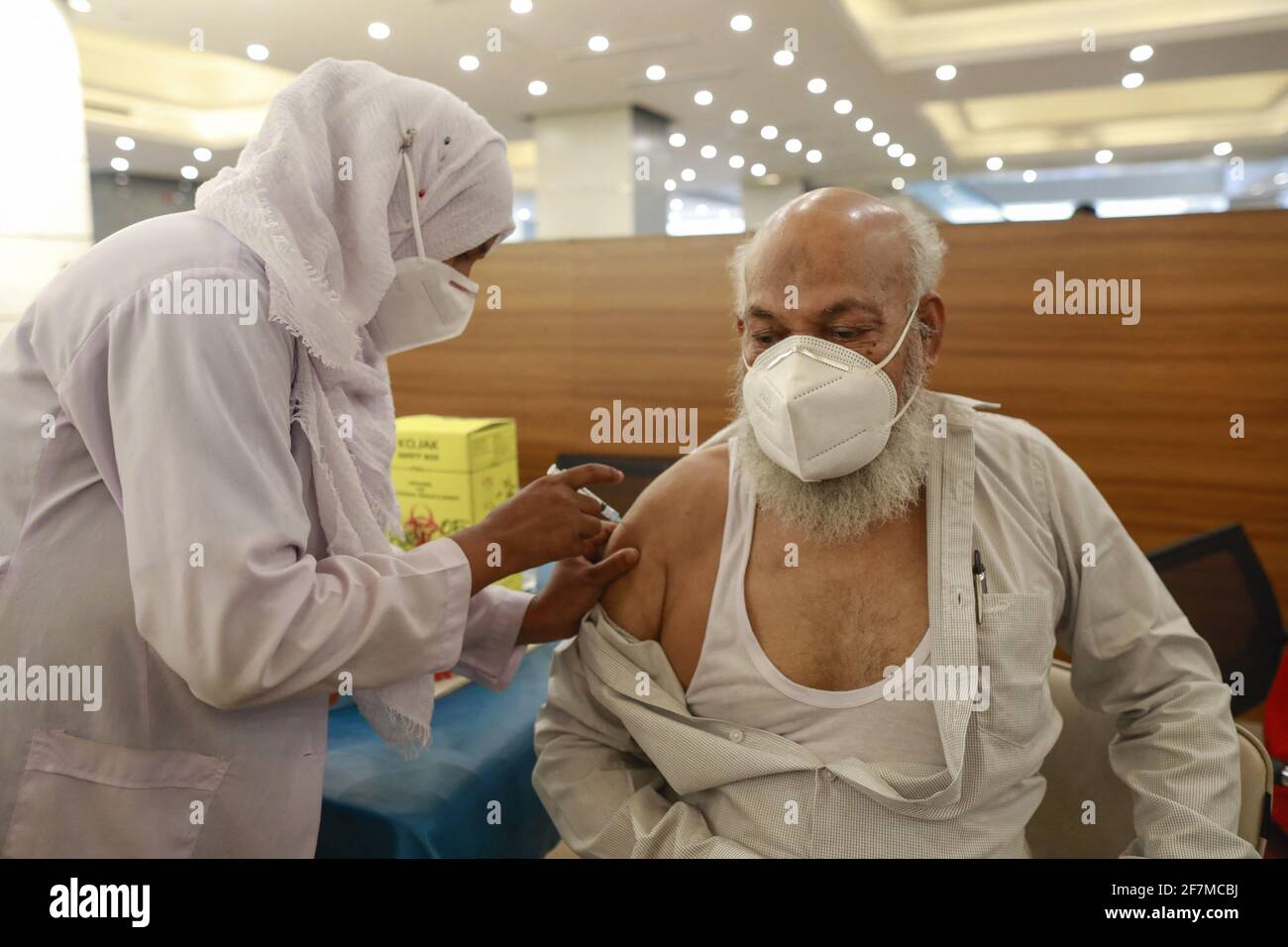 Ein Mann erhält eine Dosis Covid-19-Coronavirus-Impfstoff während der zweiten Phase der Covid-19-Impfung an der Bangabandhu Sheikh Mujib Medical University (BSMMU) in Dhaka, Bangladesch, 8. April 2021. Die Regierung soll jeden Monat 5 Millionen Dosen des Oxford-AstraZeneca-Impfstoffs erhalten, wie es ein Abkommen zwischen dem indischen Serum Institute und dem bangladeschischen Pharmaunternehmen Beximco vorgibt. Das Land hat bisher zwei Lieferungen von 7 Millionen Dosen des Covid-19-Impfstoffs erhalten. Darüber hinaus erhielt Bangladesch aus Indien zwei Lieferungen von 3.2 Millionen Dosen des Impfstoffs als Geschenk. Foto von Kanti Da Stockfoto