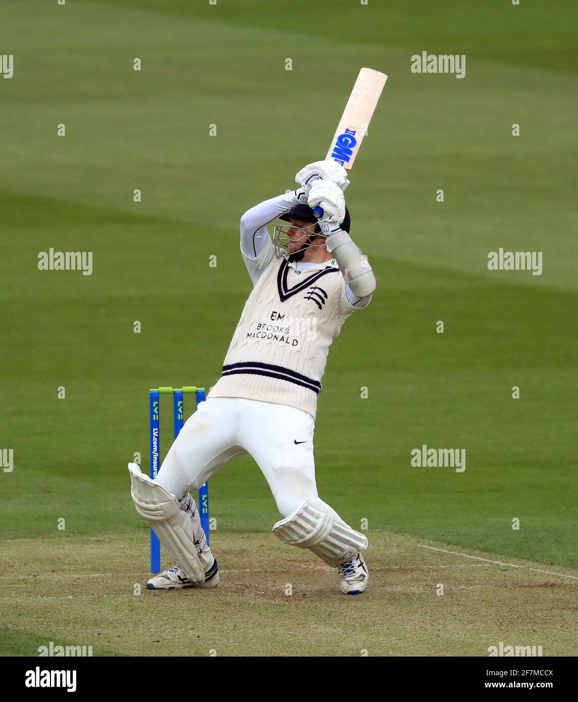 Sam Robson von Middlesex spielt beim LV= Insurance County Championship-Spiel auf dem Lord's Cricket Ground, London, den Ball weg. Bilddatum: Donnerstag, 8. April 2021. Stockfoto