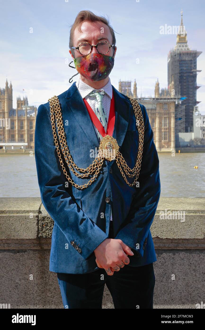 London (UK), 8. April 2021: Der Bürgermeister von Lambeth, Philip Normal, besucht die fertiggestellte National Covid Memorial Wall und sagte: "Es war unglaublich bewegend Stockfoto