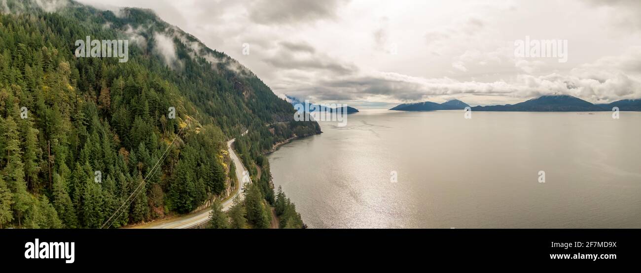 Luftpanorama vom Meer zum Sky Highway in Howe Sound Stockfoto