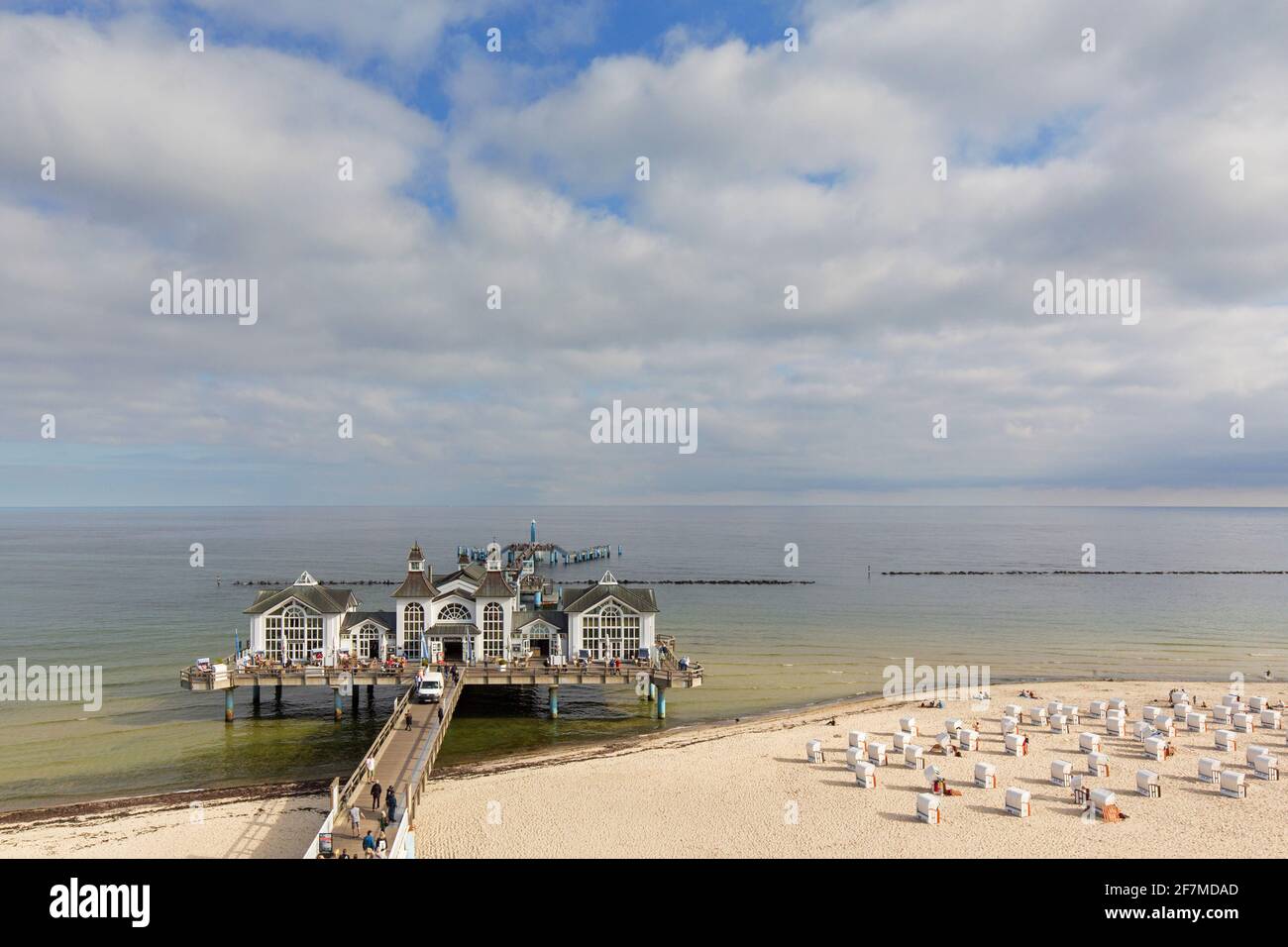 Seebrücke Sellin, Restaurant am Steg/Pier im Ostseebad Sellin auf der deutschen Insel Rügen, Mecklenburg-Vorpommern, Deutschland Stockfoto