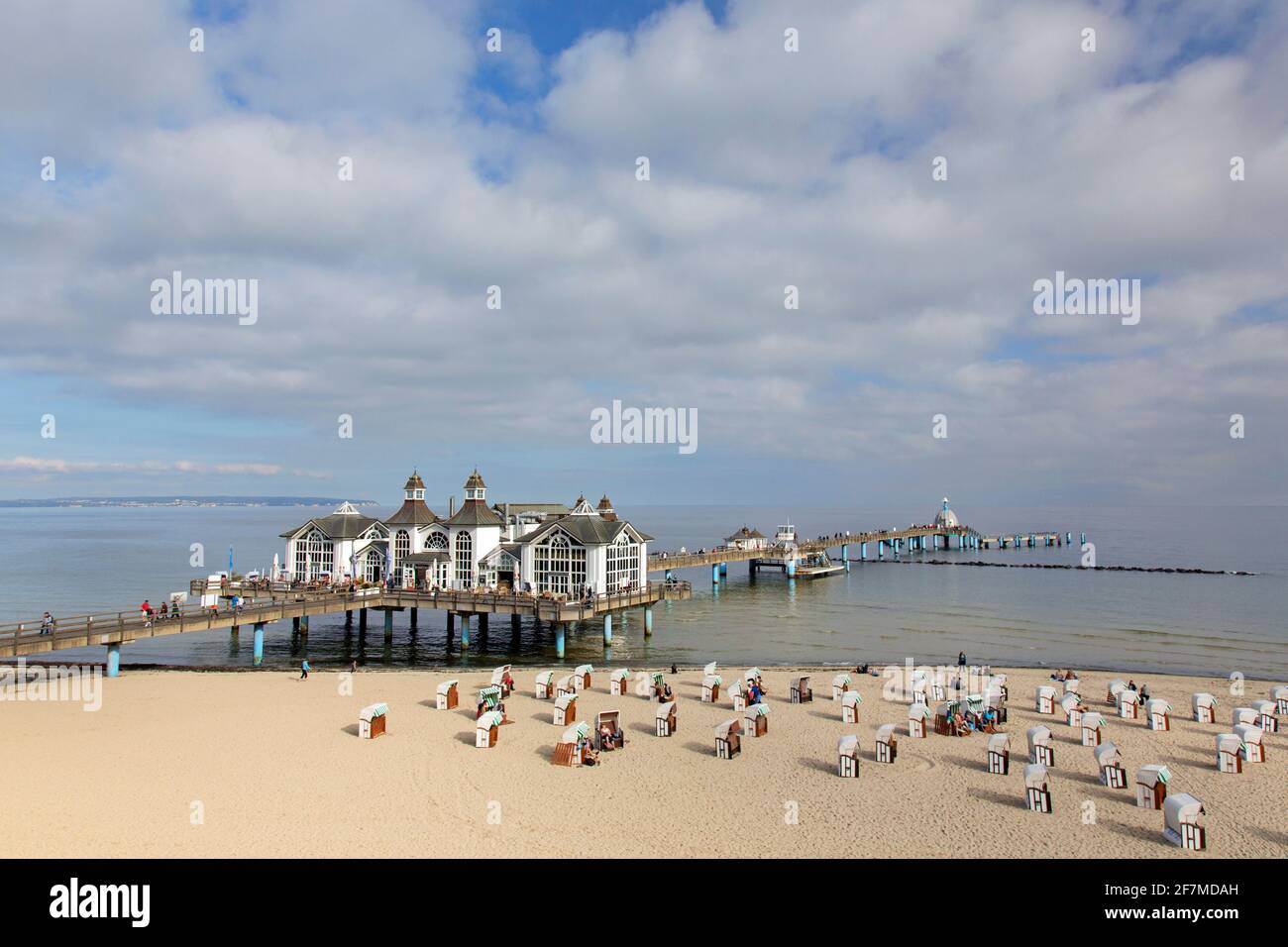 Seebrücke Sellin, Restaurant am Steg/Pier im Ostseebad Sellin auf der deutschen Insel Rügen, Mecklenburg-Vorpommern, Deutschland Stockfoto