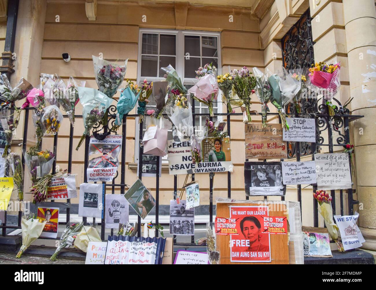 London, Großbritannien. April 2021. Blumen und Schilder vor der Botschaft von Myanmar in London.Myanmars Botschafter im Vereinigten Königreich, Kyaw zwar Minn, wurde aus der Botschaft in Mayfair ausgeschlossen, was er als einen "Coup" bezeichnet hat. (Foto: Vuk Valcic/SOPA Images/Sipa USA) Quelle: SIPA USA/Alamy Live News Stockfoto