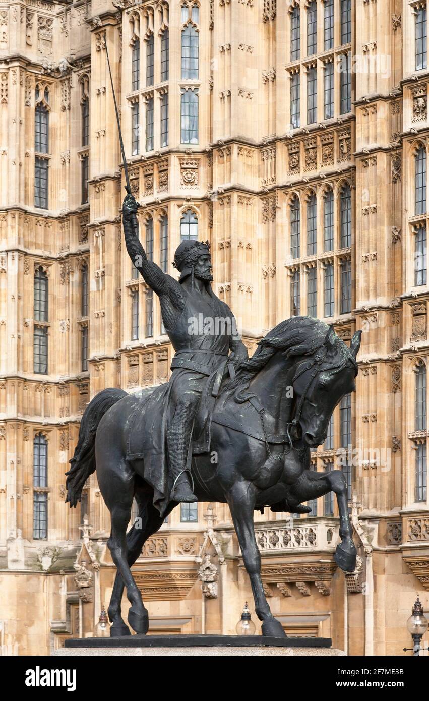 Bronzestatue des Richard Löwenherz von Carlo Marochetti auf dem Vorplatz der Palace of Westminster London Stockfoto