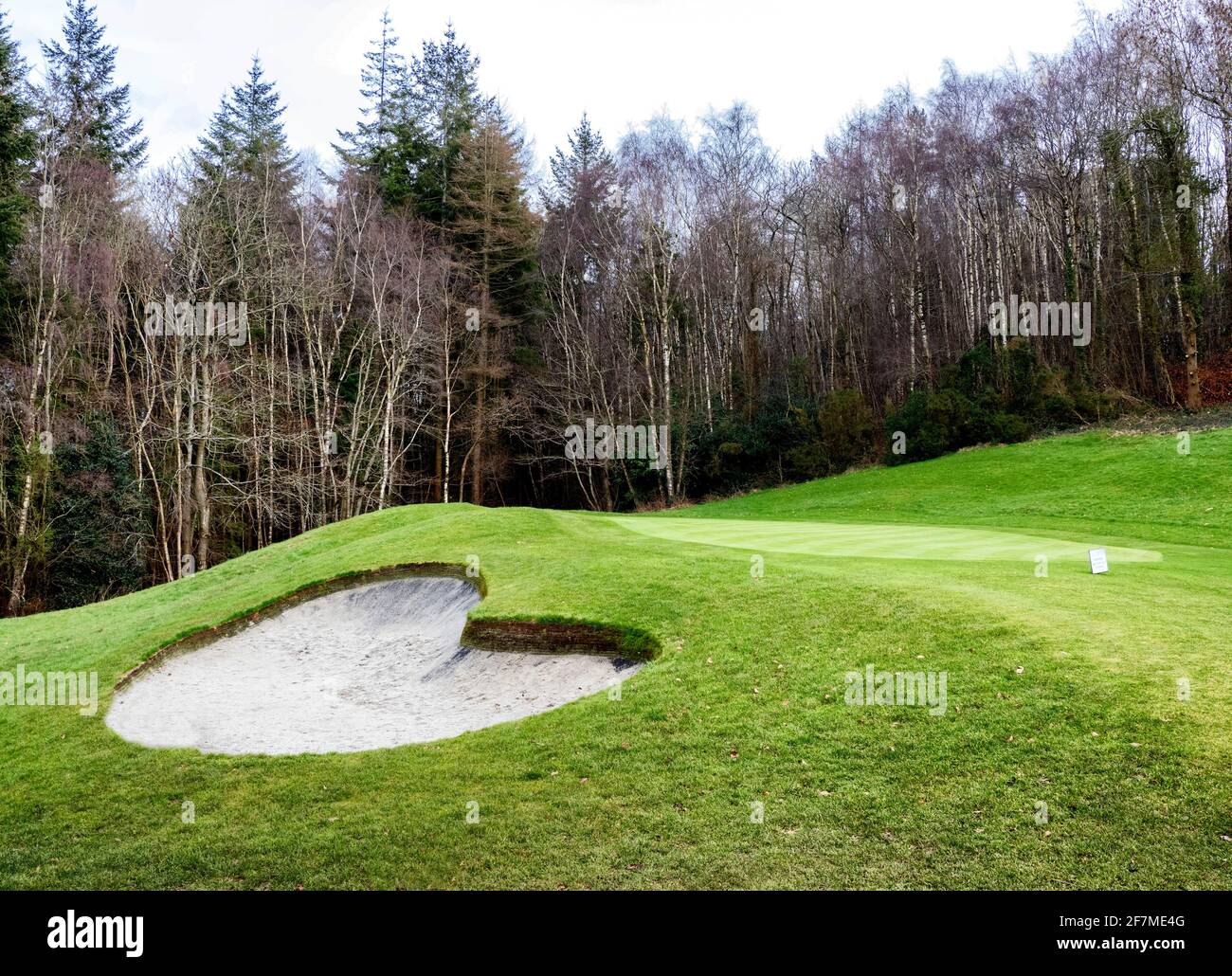 Golfplatz mit herzförmigem Bunker - Großbritannien Stockfoto
