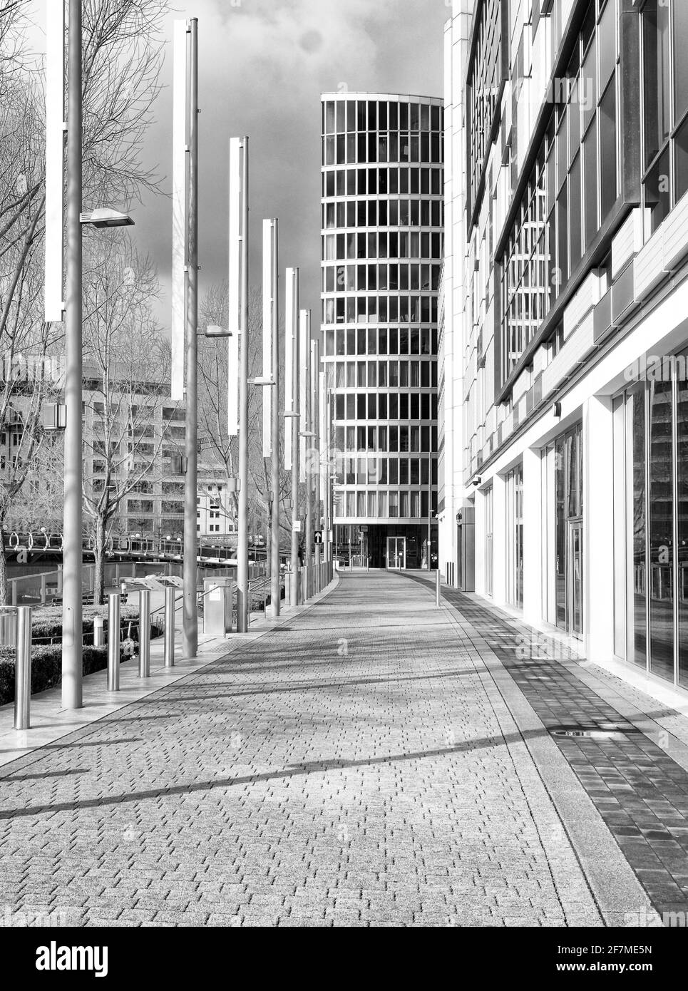 Riverside Walk und das Bristol Eye Gebäude in Temple Meads In Bristol UK - monochromes Bild Stockfoto
