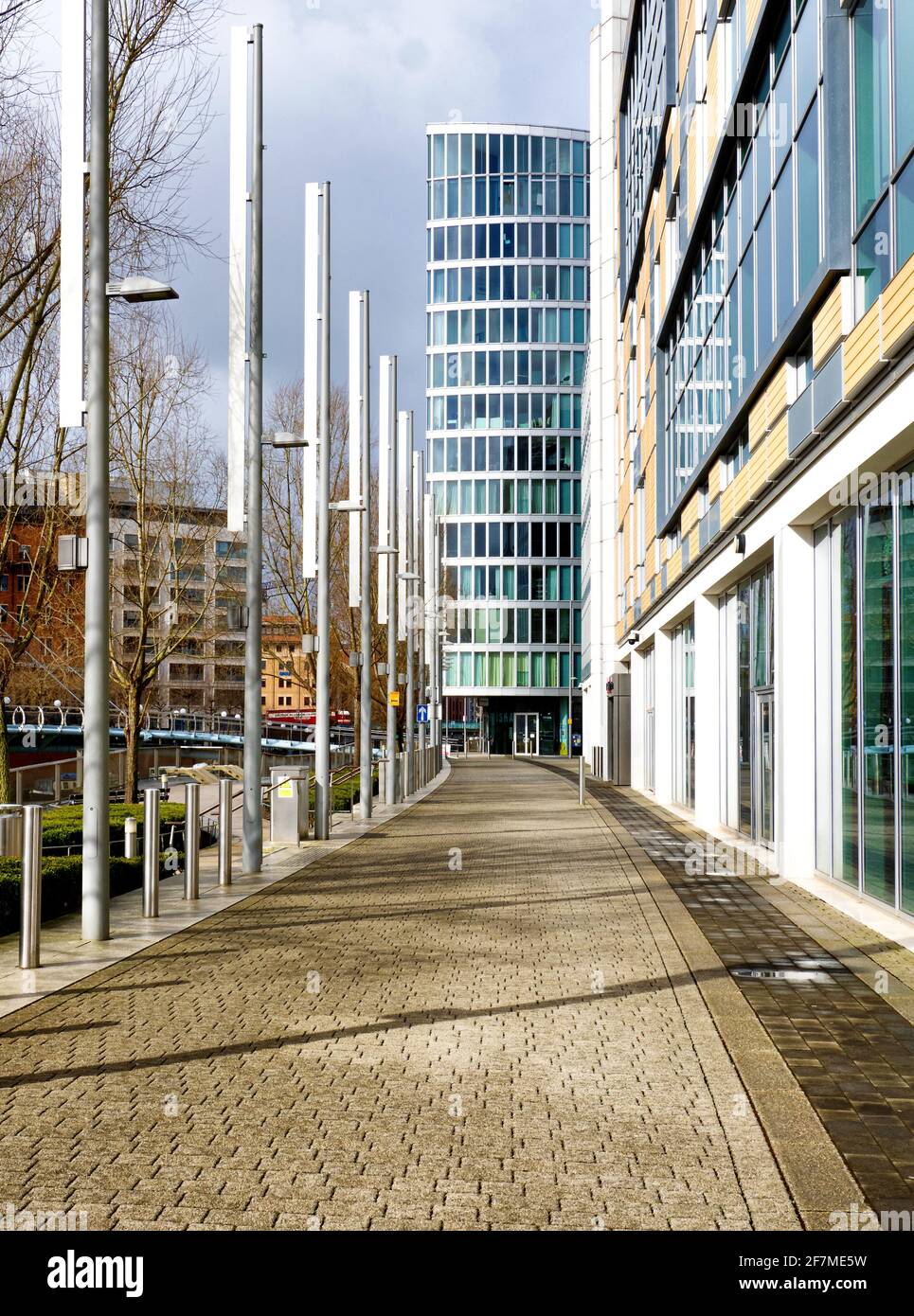 Riverside Walk und das Bristol Eye Gebäude in Temple Meads In Bristol, Großbritannien Stockfoto