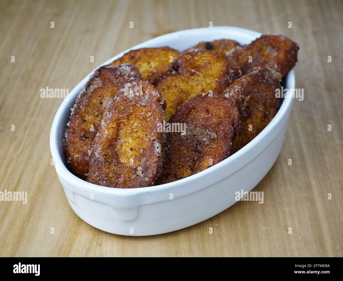 Traditionelle hausgemachte spanische Torrijas in einer Keramikplatte Stockfoto