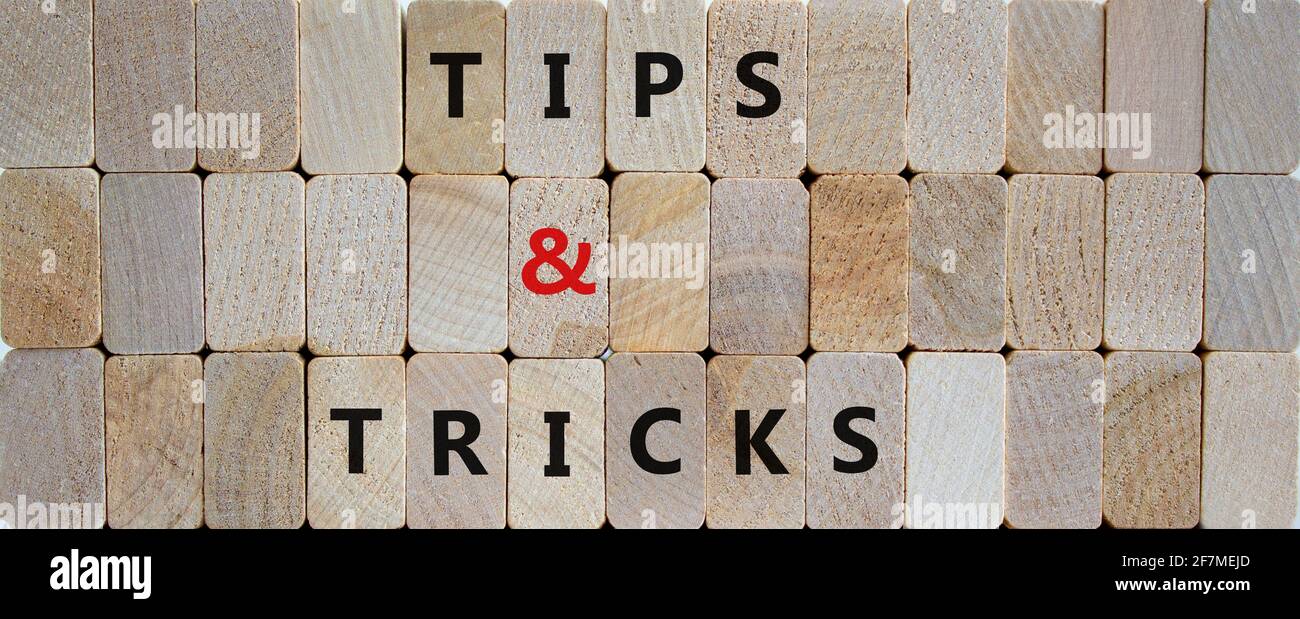 Symbol „Tipps und Tricks“. Holzblöcke mit den Worten „Tipps und Tricks“. Schöner Holzhintergrund. Business und Tipps und Tricks Konzept, Copy Space. Stockfoto