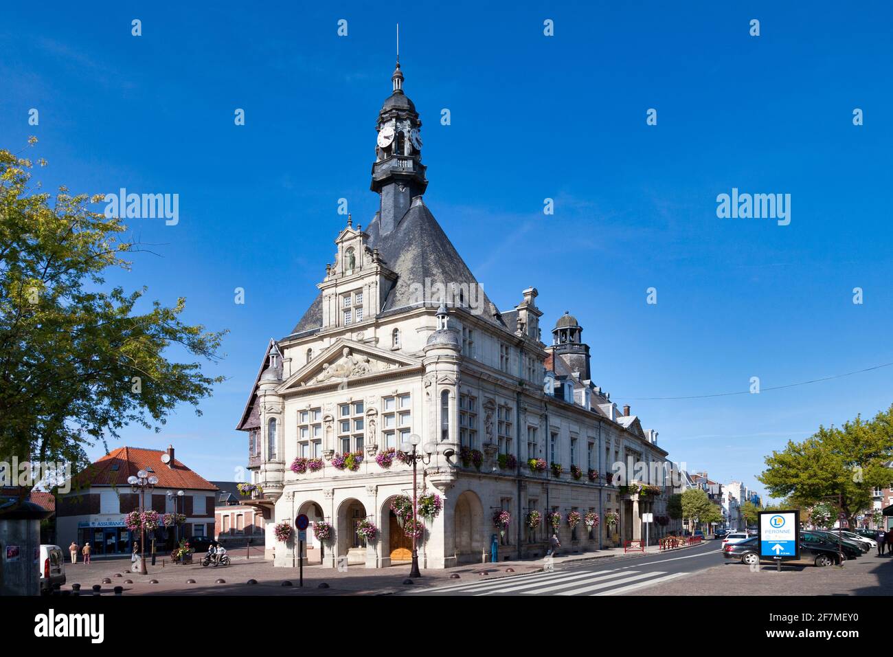 Péronne, Frankreich - September 12 2020: Das Rathaus von Peronne ist ein Gebäude aus dem 16. Und 18. Jahrhundert im Stadtzentrum von Peronne. Stockfoto