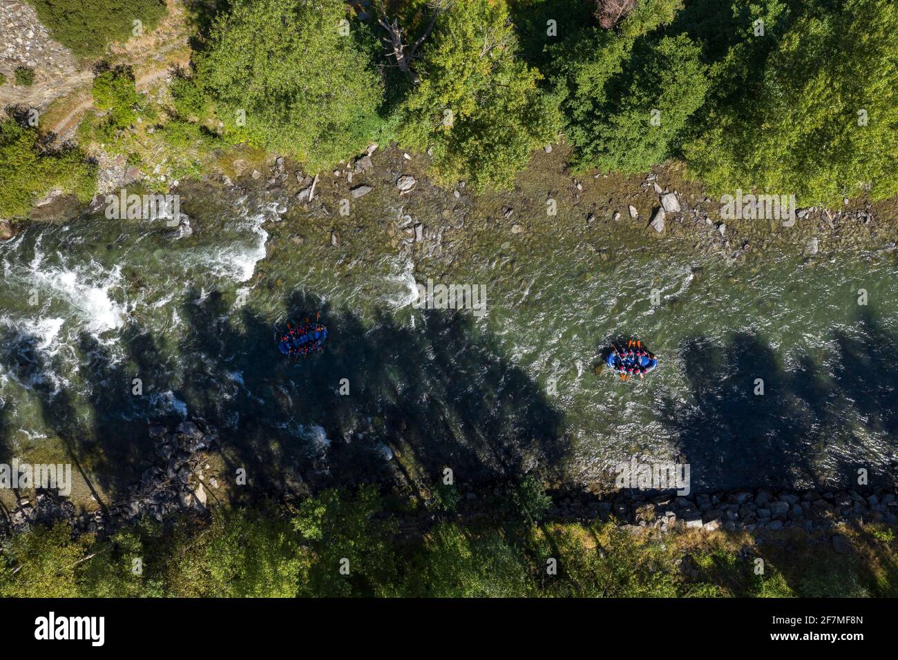 Luftblick auf den Fluss Noguera Pallaresa, eine Bergstraße und einige Boote, die beim Rafting abfahren (Pallars Sobirà, Pyrenäen, Katalonien, Spanien) Stockfoto