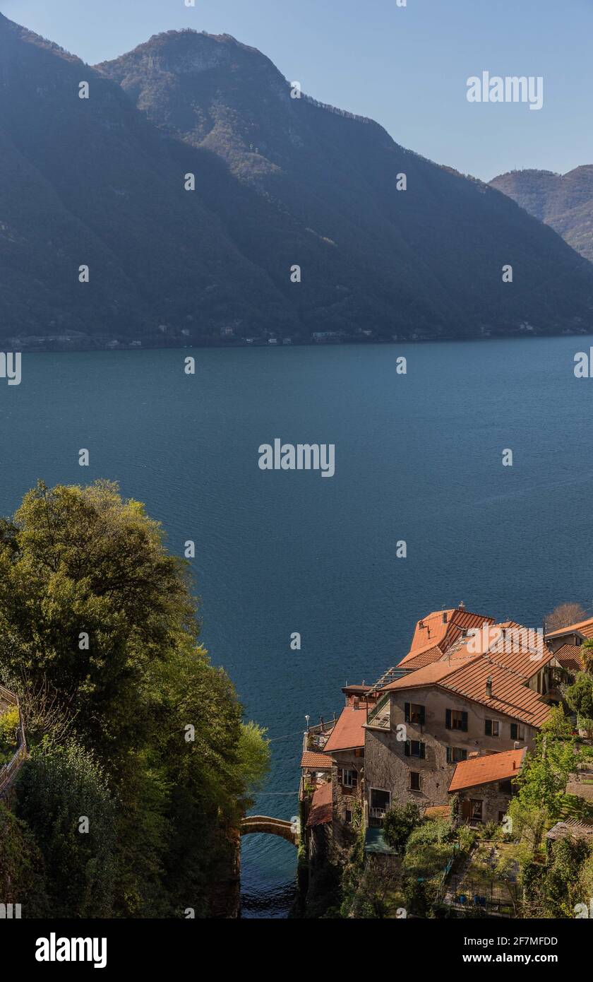 Comer See, Italien, Italien. April 2021. Die Stadt Nesso am Comer See, die an einem sonnigen Nachmittag zu sehen ist. (Bild: © Francesco MolteniZUMA Wire) Stockfoto