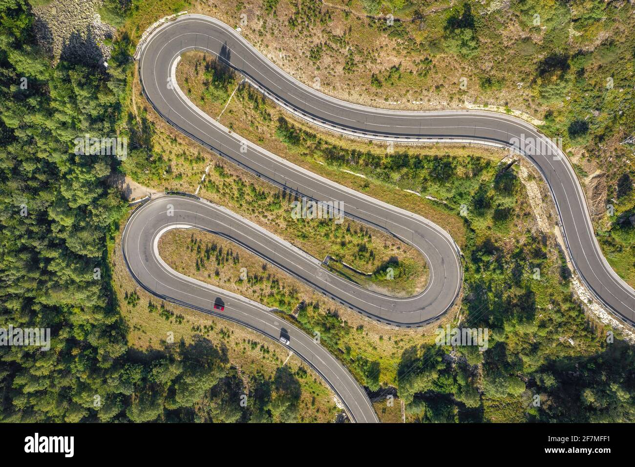 Luftaufnahme einer kurvigen Straße, die den Bergpass Bonaigua in den spanischen Pyrenäen hinauf führt (Pallars Sobrià, Katalonien, Spanien, Pyrenäen) Stockfoto