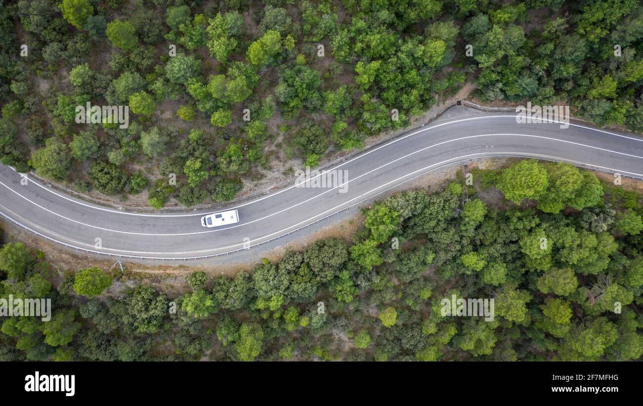 Luftaufnahme einer kurvenreichen Straße, die von Wäldern umgeben ist, in den spanischen Pyrenäen (Alt Urgell, Katalonien, Spanien, Pyrenäen) ESP: Vista aérea de una carretera Stockfoto