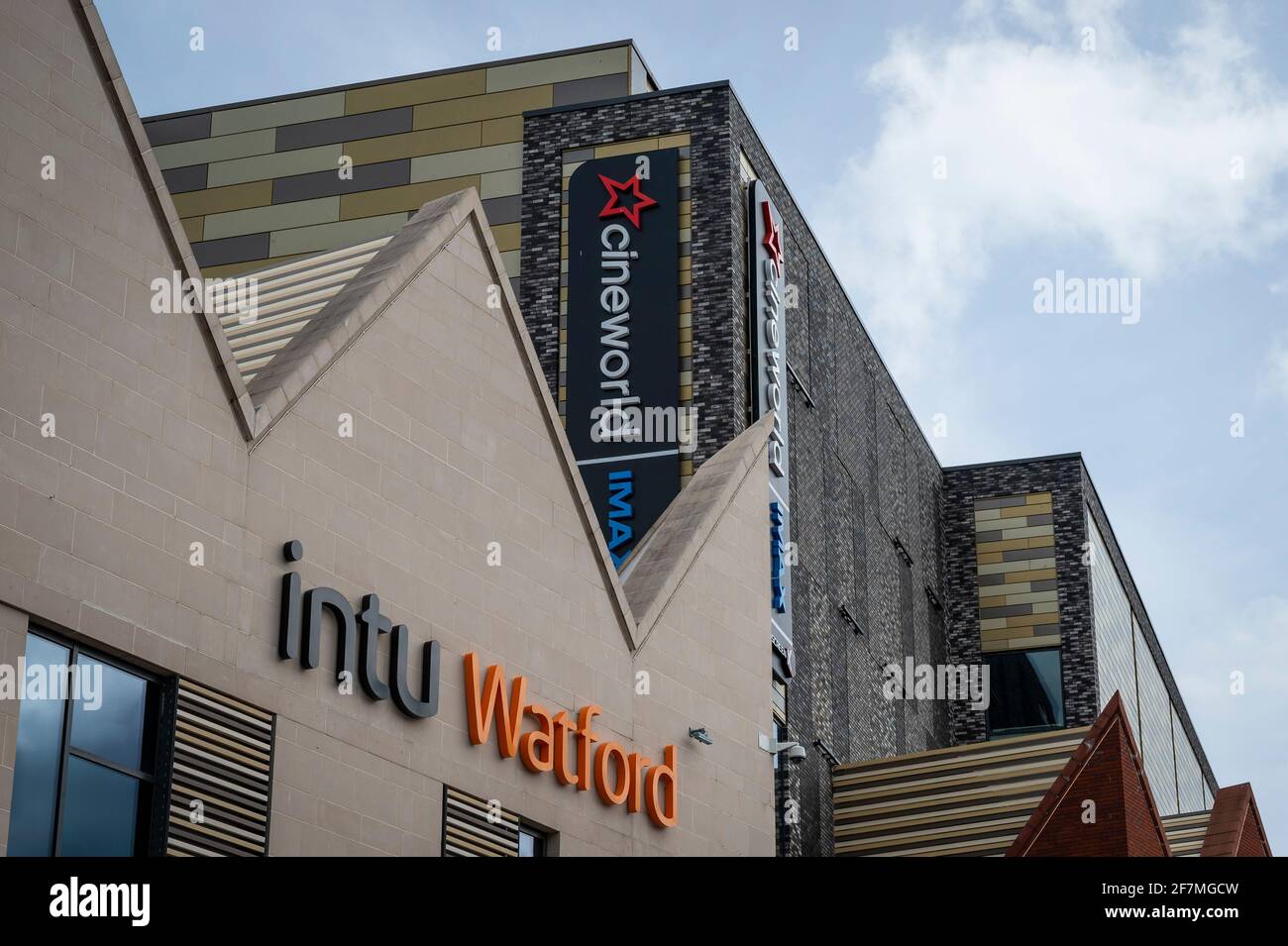 Watford, Großbritannien. 8. April 2021. Beschilderung für den Kinokomplex Cineworld im Einkaufszentrum Atria Watford (ehemals Intu Watford) in Watford High Street, Hertfordshire. Das Unternehmen gab vor kurzem einen jährlichen Verlust von 2,2 Mrd. £bekannt, und es bestehen Bedenken hinsichtlich seiner Zukunft, da das Unternehmen aufgrund der anhaltenden Coronavirus-Pandemie einen Umsatzrückgang von 80 % verzeichnete. Während nicht unbedingt erforderliche Geschäfte am 12. April gemäß dem Fahrplan der britischen Regierung wieder eröffnet werden, werden die Kinos am 17. Mai wieder eröffnet. Kredit: Stephen Chung / Alamy Live Nachrichten Stockfoto