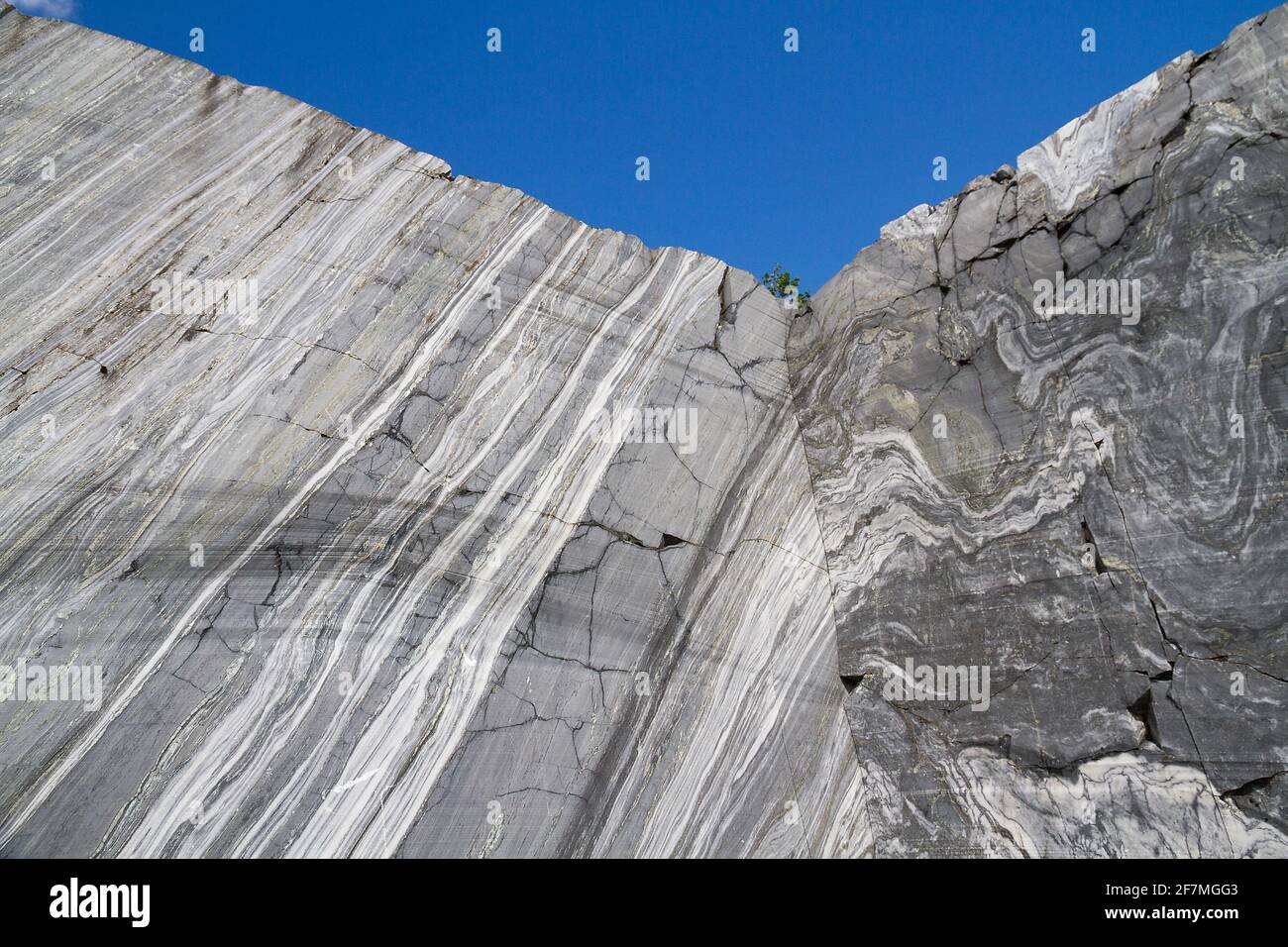Natürliche Marmorsteinstruktur in einem alten Steinbruch. Stockfoto