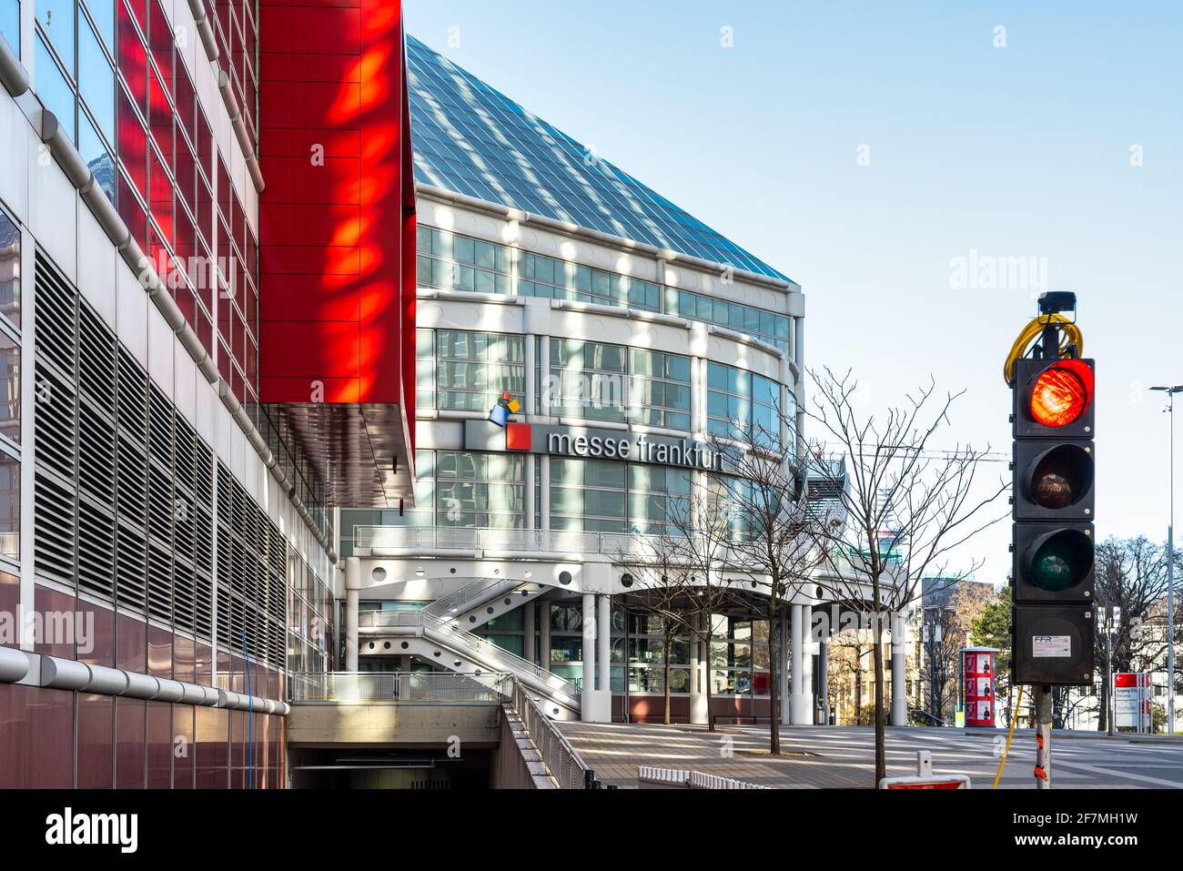 Frankfurt, Hessen, Deutschland -2020: Eingang zur Messe Frankfurt mit roter Ampel auf der rechten Seite. Die Messe Frankfurt ist das weltweit größte handelsfa Stockfoto