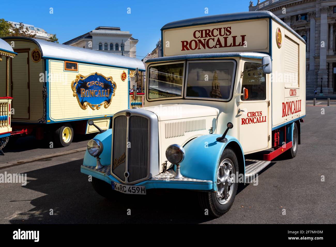 Fahrzeuge des Roncalli Circus in der Nähe des Wiener Rathauses Stockfoto