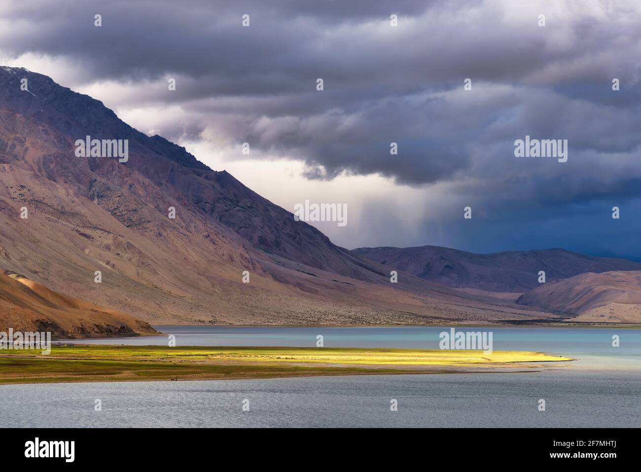 Ein Sturm nähert sich Tso Moriri See in Ladakh, Indien. TSO Moriri ist ein See im Ladakhi-Teil des Changthang-Plateaus in Jammu und Kaschmir Stockfoto