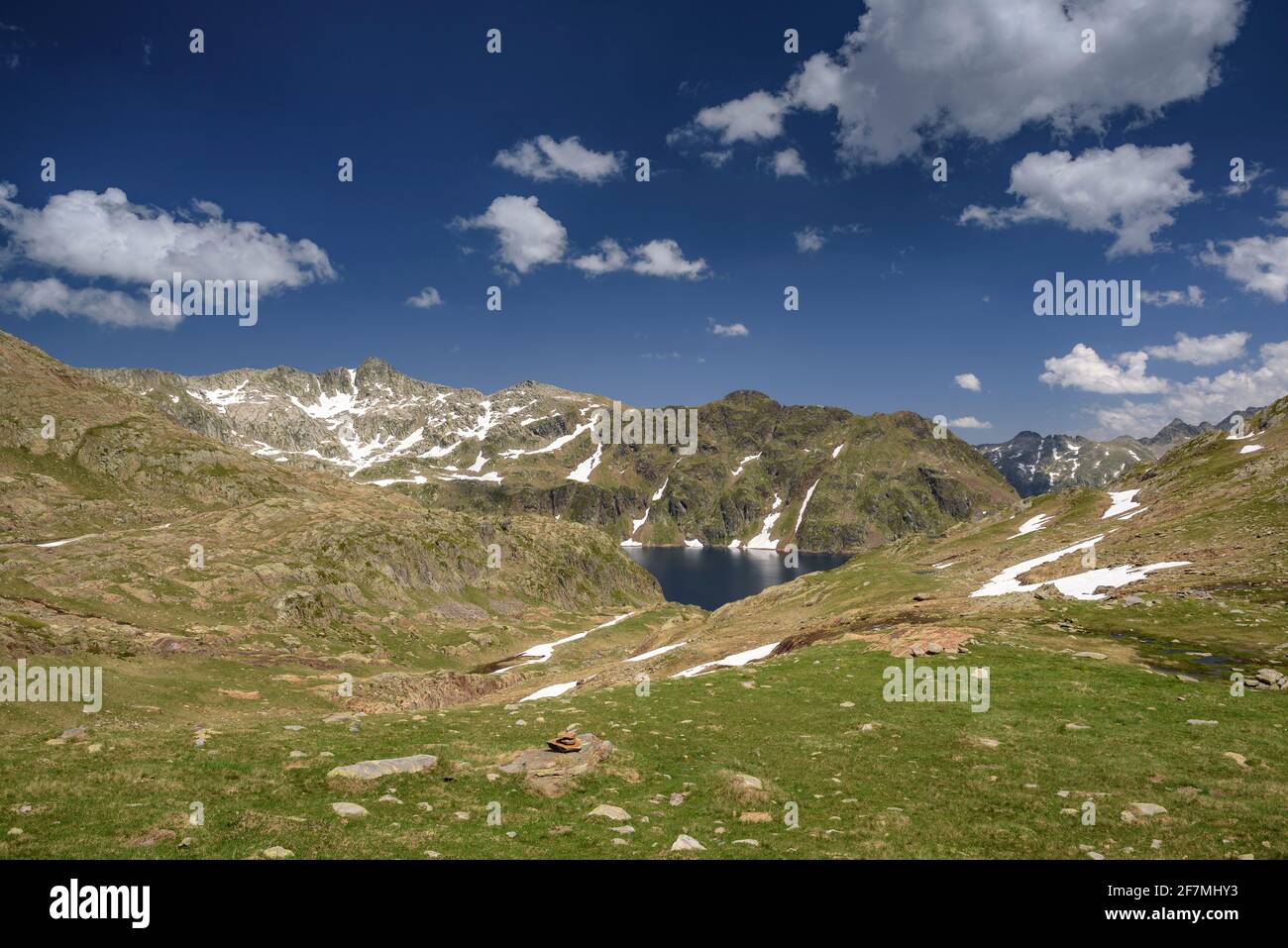 Certaskan Cirque von der Nähe des Certaskan Pass im Sommer gesehen (Alt Pirineu Naturpark, Katalonien, Spanien, Pyrenäen) ESP: Circo de Certaskan en verano Stockfoto