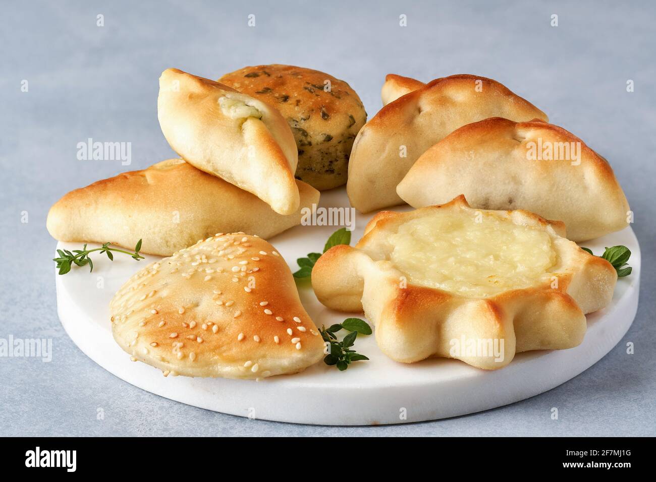 Gebäck, Fatayer oder Samosa, Manaqeesh mit Zaatar und Käse . Verschiedene Pasties mit Spinat und Kartoffeln . Nahaufnahme Stockfoto