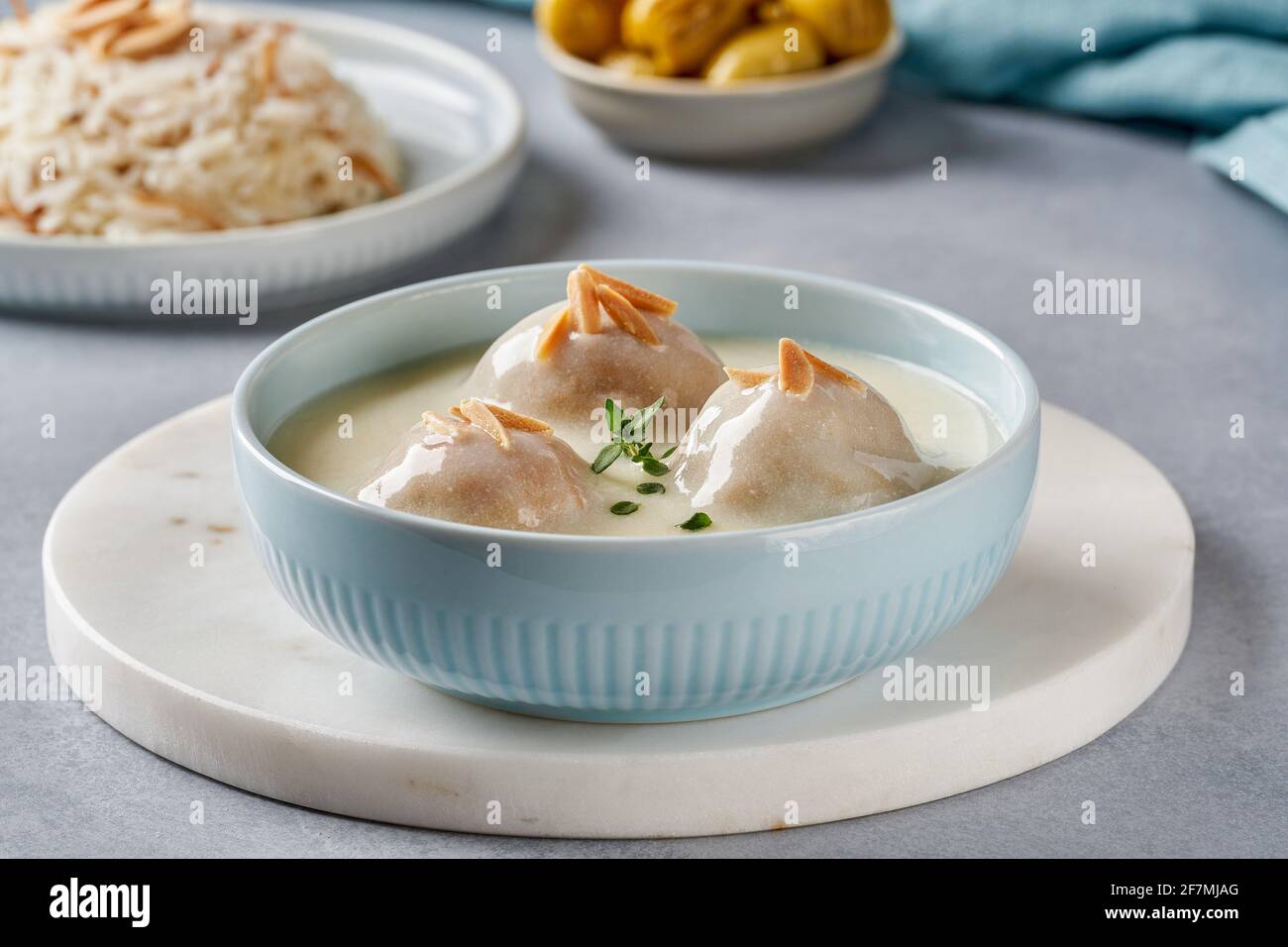 Naher Osten Gericht Kibbeh Labanieh . Hackfleisch mit Bulgurweizen und Joghurtsauce Stockfoto