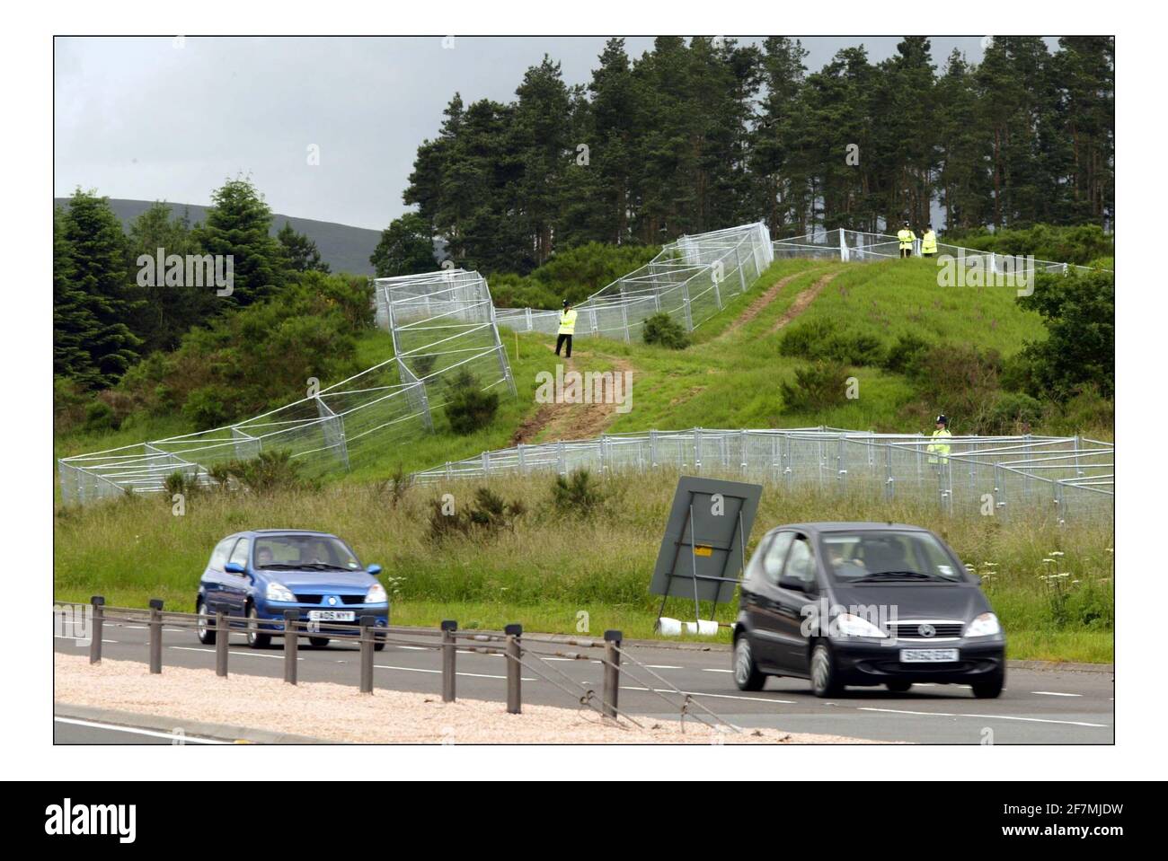 G 8 Gipfel in Gleneagles, Schottland. Silberzaun, der sich über die Landseite rund um Gleneagles schlängelt. Das Dorf Auchterarder, die am besten zum Gipfel von G8 gelegene Stadt, wo sich einige Unternehmen in Vorbereitung auf mögliche Demonstrationspic David Sandison 5/7/2005 eingemauert haben Stockfoto