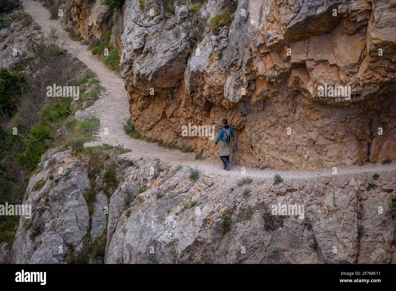 Congost de Mont-rebei Schlucht, in der Montsec Bergkette, mit einigen Wanderern, die entlang des Weges wandern (Provinz Lleida, Katalonien, Spanien, Pyrenäen) Stockfoto