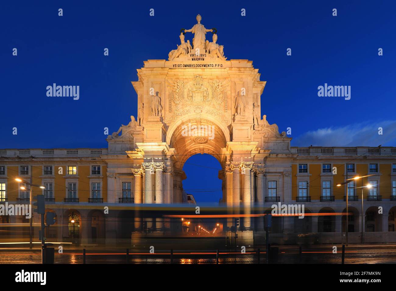 Blick auf den Triumphbogen mit leichten Schwänzen auf dem Commerce Square in Lissabon, Portugal. Berühmte Touristenattraktion im Stadtzentrum Stockfoto