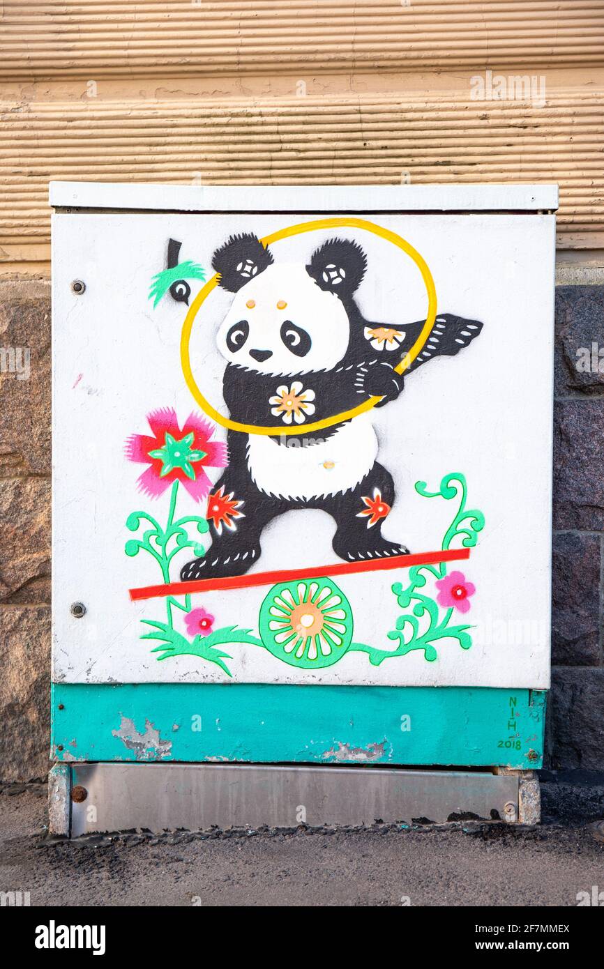 Jonglieren Panda tragen Graffiti Wandgemälde Street Art auf Straße Schrank oder elektrische Schrank oder elektrische Gehäuse im Töölön Bezirk von Helsinki, Finnland Stockfoto