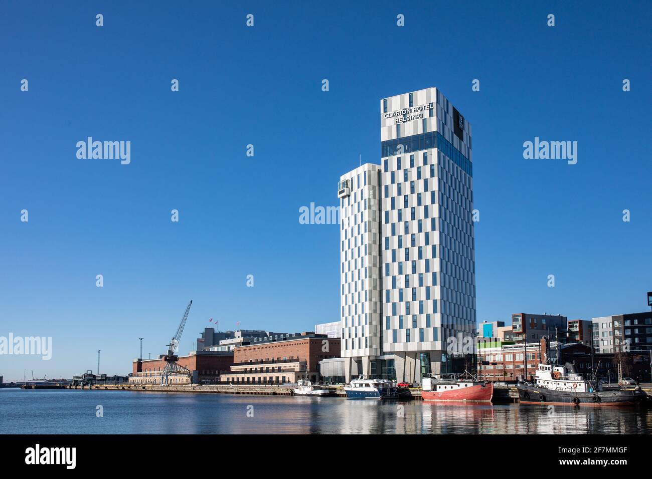 Das Clarion Hochhaus befindet sich in einem klaren, blauen Himmel im finnischen Stadtteil Jätkäsaari oder Länsisatama in Helsinki Stockfoto