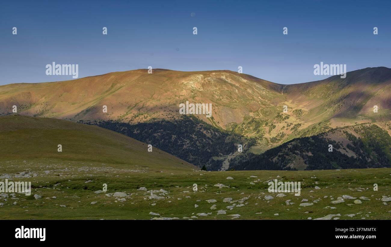Route zum Aufstieg auf den Puigpedrós-Gipfel von der Malniu-Hütte im Sommer (Cerdanya, Katalonien, Spanien, Pyrenäen) Stockfoto