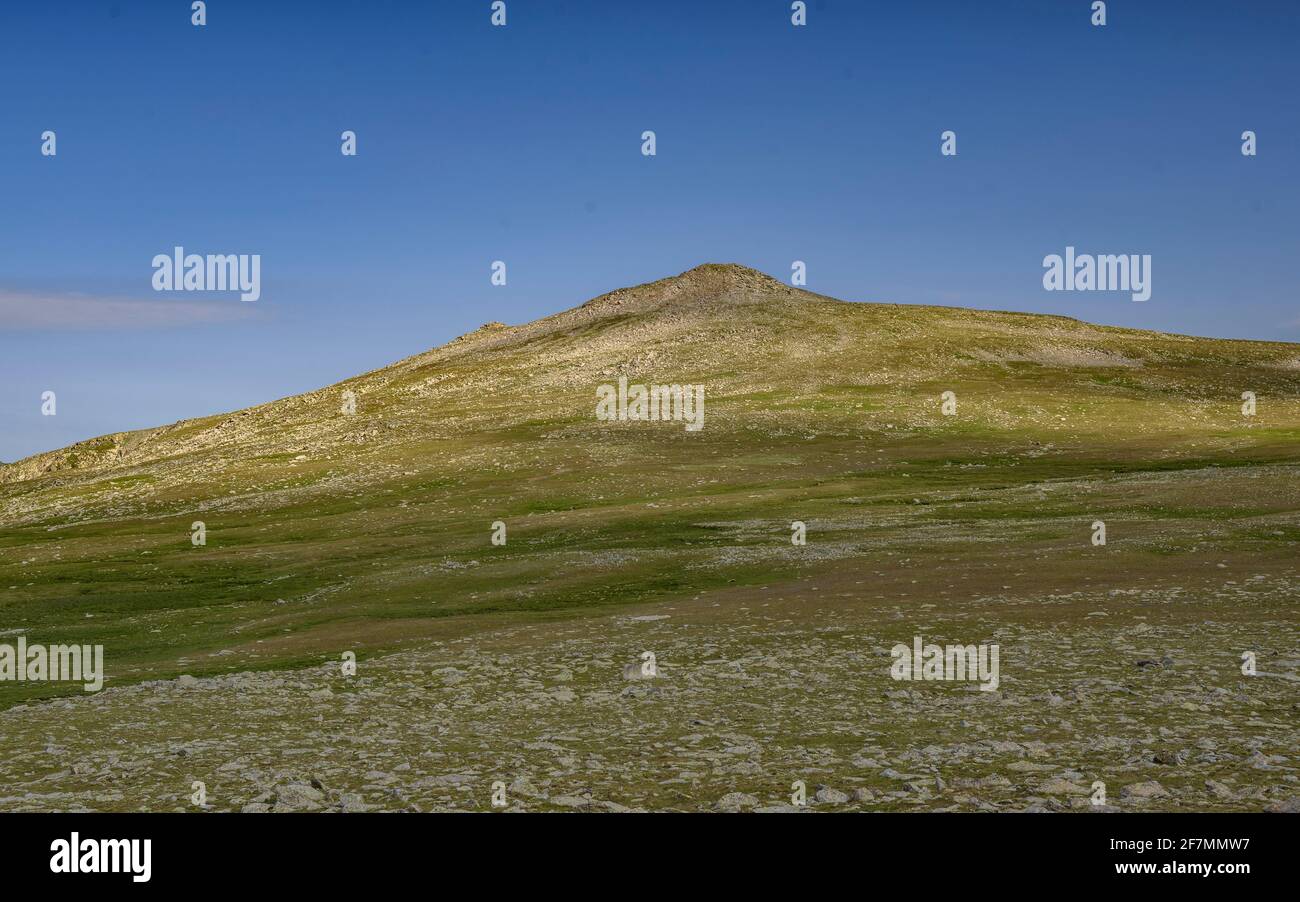 Route zum Aufstieg auf den Puigpedrós-Gipfel von der Malniu-Hütte im Sommer (Cerdanya, Katalonien, Spanien, Pyrenäen) Stockfoto