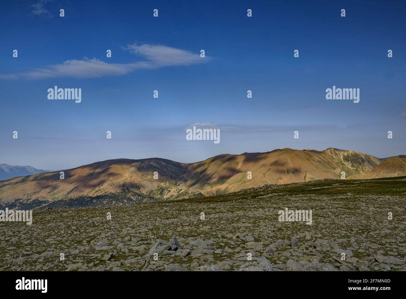 Route zum Aufstieg auf den Puigpedrós-Gipfel von der Malniu-Hütte im Sommer (Cerdanya, Katalonien, Spanien, Pyrenäen) Stockfoto