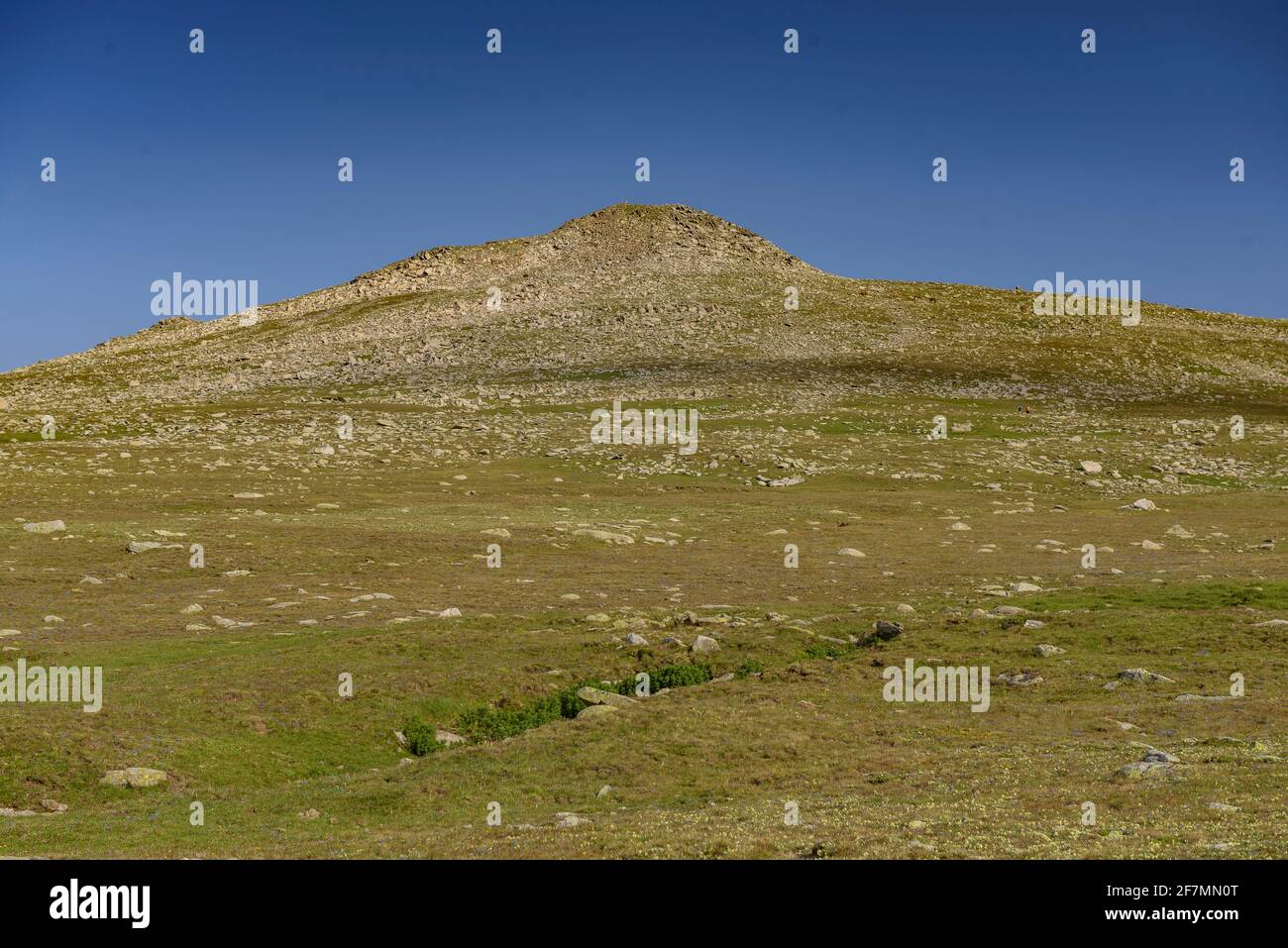 Route zum Aufstieg auf den Puigpedrós-Gipfel von der Malniu-Hütte im Sommer (Cerdanya, Katalonien, Spanien, Pyrenäen) Stockfoto