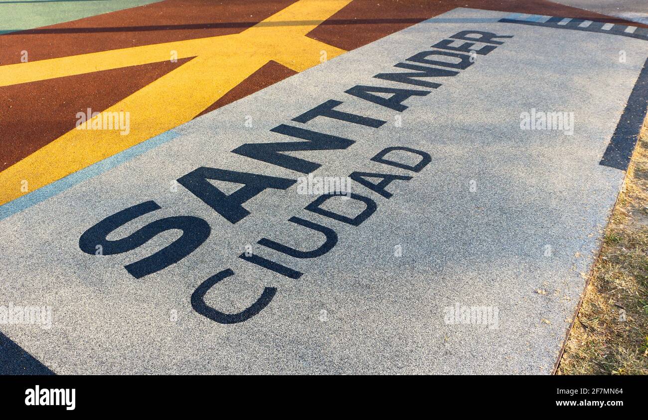 Spielplatz mit Gummiboden und Santander Ciudad (Stadt) Schild in der Morgensonne Santander Cantabria Spanien Stockfoto