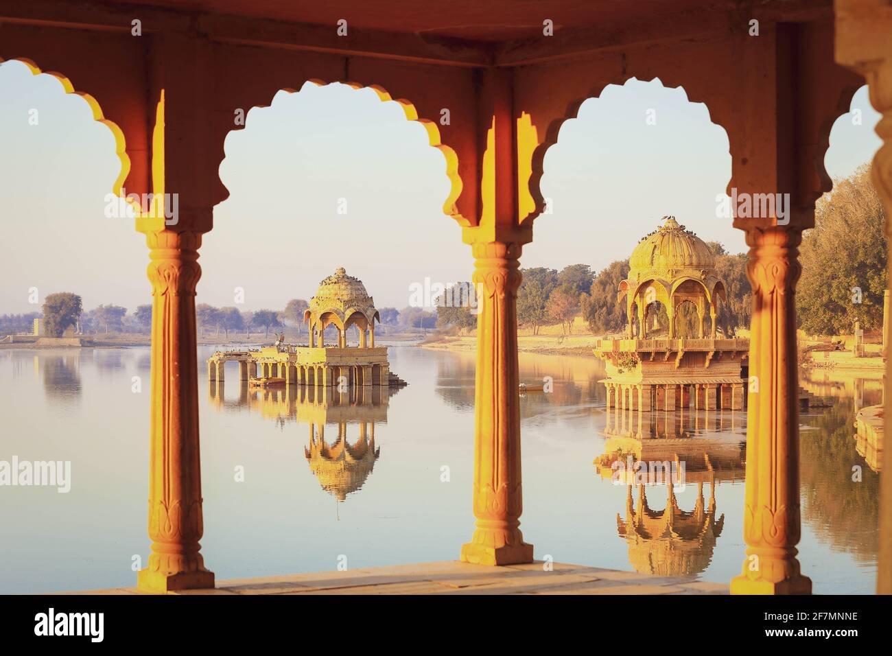 Blick auf Gadisar See friedliche Szene am Morgen, Jaisalmer Indien Stockfoto