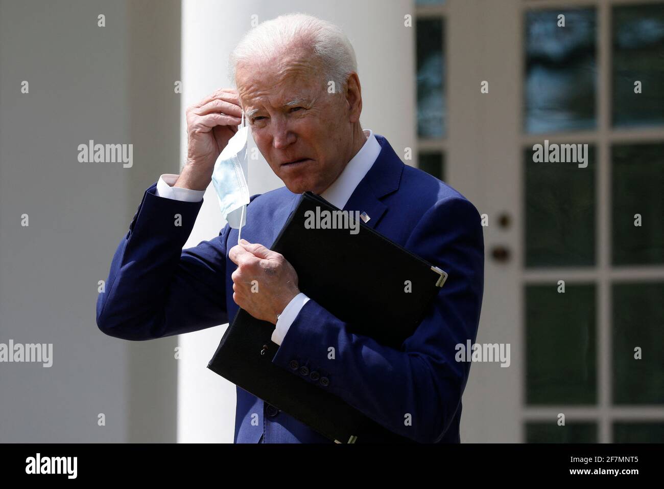 US-Präsident Joe Biden trägt eine schützende Gesichtsmaske, nachdem er am 8. April 2021 im Rosengarten des Weißen Hauses in Washington Bemerkungen zur Verhinderung von Waffengewalt gegeben hat. Foto von Yuri Gripas/ABACAPRESS.COM Stockfoto