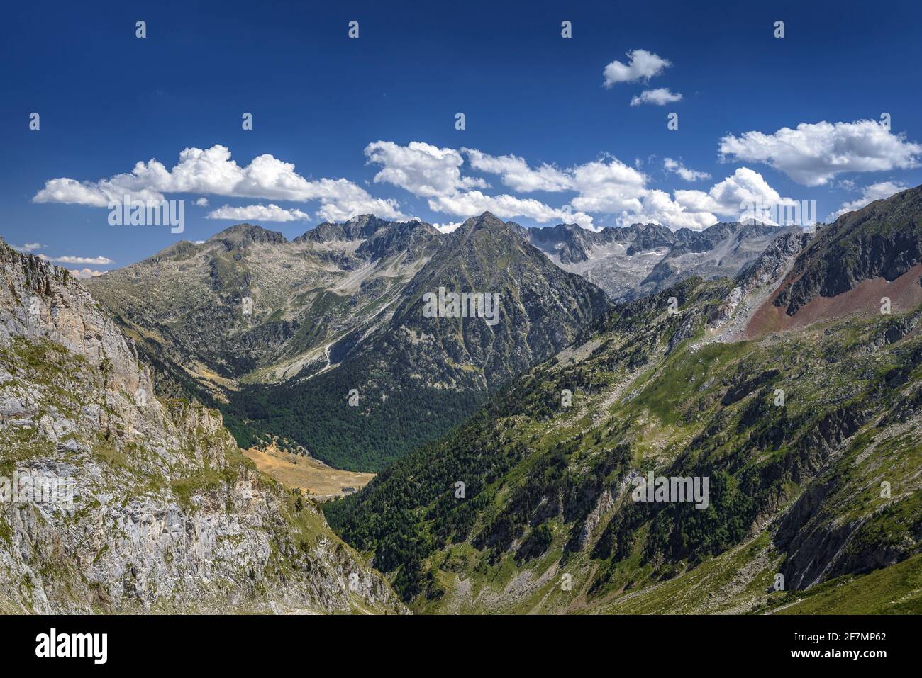 Das Molières-Tal und die Besiberris-Gipfel vom Aufstieg zum Gipfel des Tuc de Molières (Aran-Tal, Katalonien, Spanien, Pyrenäen) Stockfoto