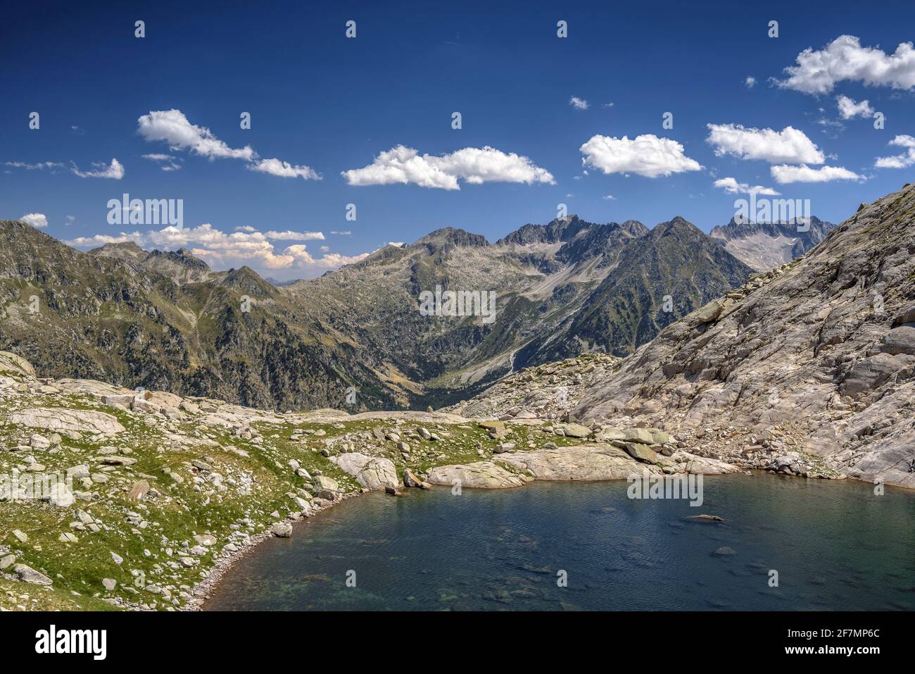 Das Molières-Tal und die Besiberris-Gipfel von den Molières-Seen aus gesehen (Aran-Tal, Katalonien, Spanien, Pyrenäen) ESP: Vistas del valle de Molières Stockfoto