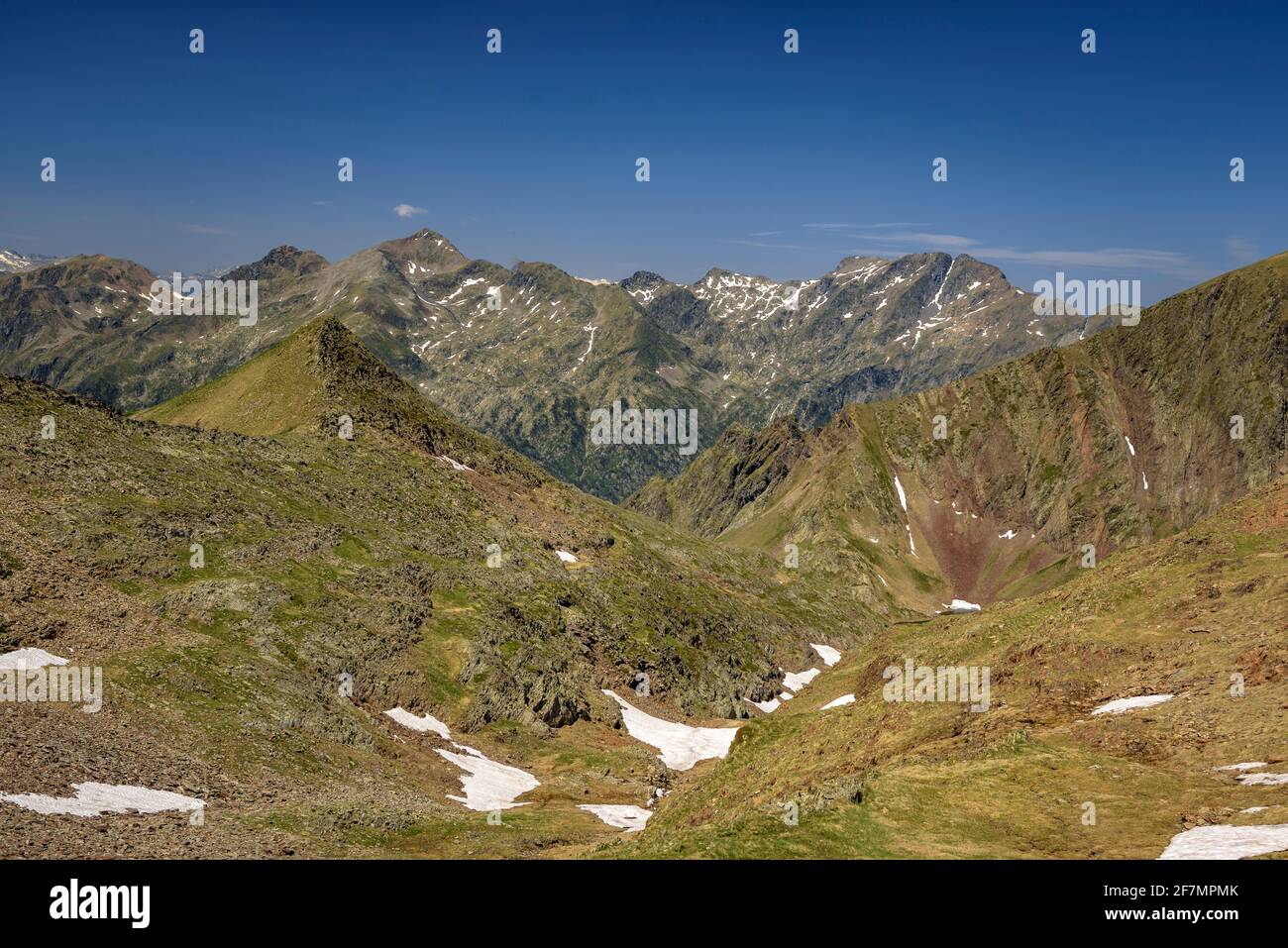 Blick auf die Gipfel von Mont-roig und Ventolau, in den Pyrenäen, vom Certaskan-Pass aus gesehen (Naturpark Alt Pirineu, Katalonien, Spanien, Pyrenäen) Stockfoto