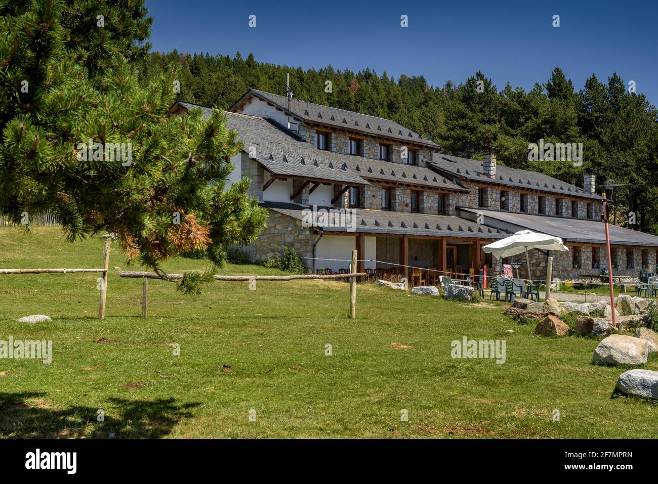 Bergwiesen und Wälder rund um die Schutzhütte Cap de Rec, in La Cerdanya, im Sommer (Katalonien, Spanien, Pyrenäen) Stockfoto