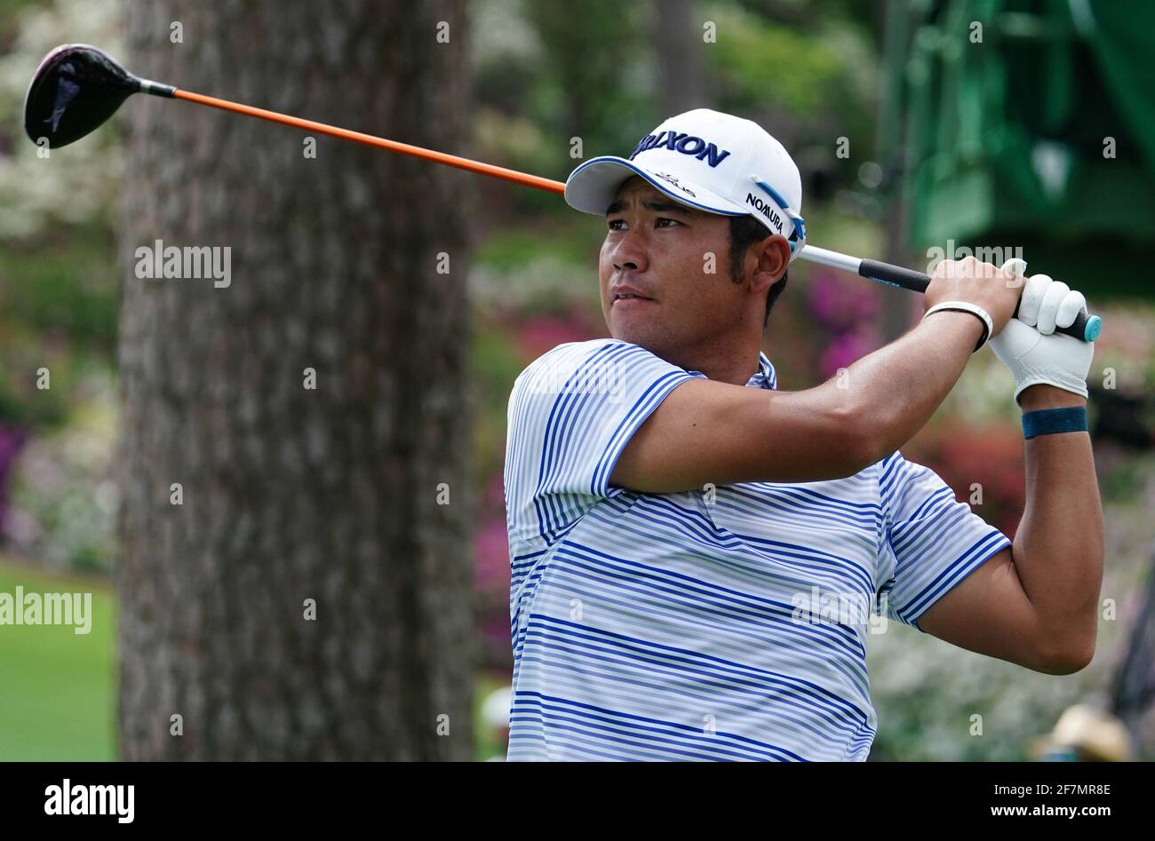 Augusta, Usa. April 2021. Hideki Matsuyama schlägt sich am Donnerstag, den 8. April 2021, in der ersten Runde des Masters-Turniers 2021 im Augusta National Golf Club in Augusta, Georgia, auf das siebzehnte Loch ab. Foto von Kevin Dietsch/UPI Credit: UPI/Alamy Live News Stockfoto