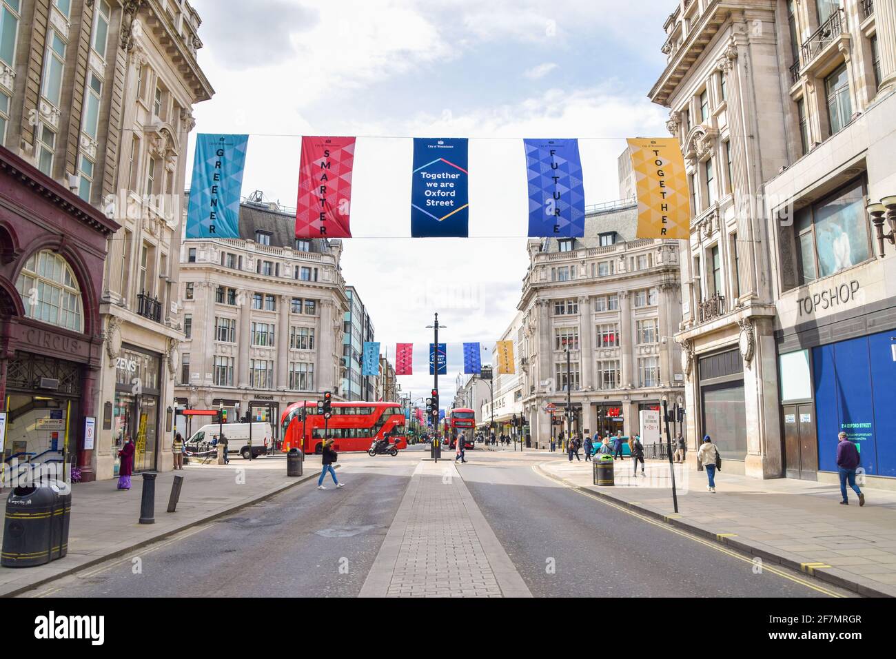 London, Großbritannien. April 2021. Neue Banner in der Oxford Street, London, vor der weiteren Lockerung der Sperrbeschränkungen. Geschäfte, Restaurants und andere Unternehmen werden voraussichtlich am 12. April wieder eröffnet. (Foto: Vuk Valcic/SOPA Images/Sipa USA) Quelle: SIPA USA/Alamy Live News Stockfoto