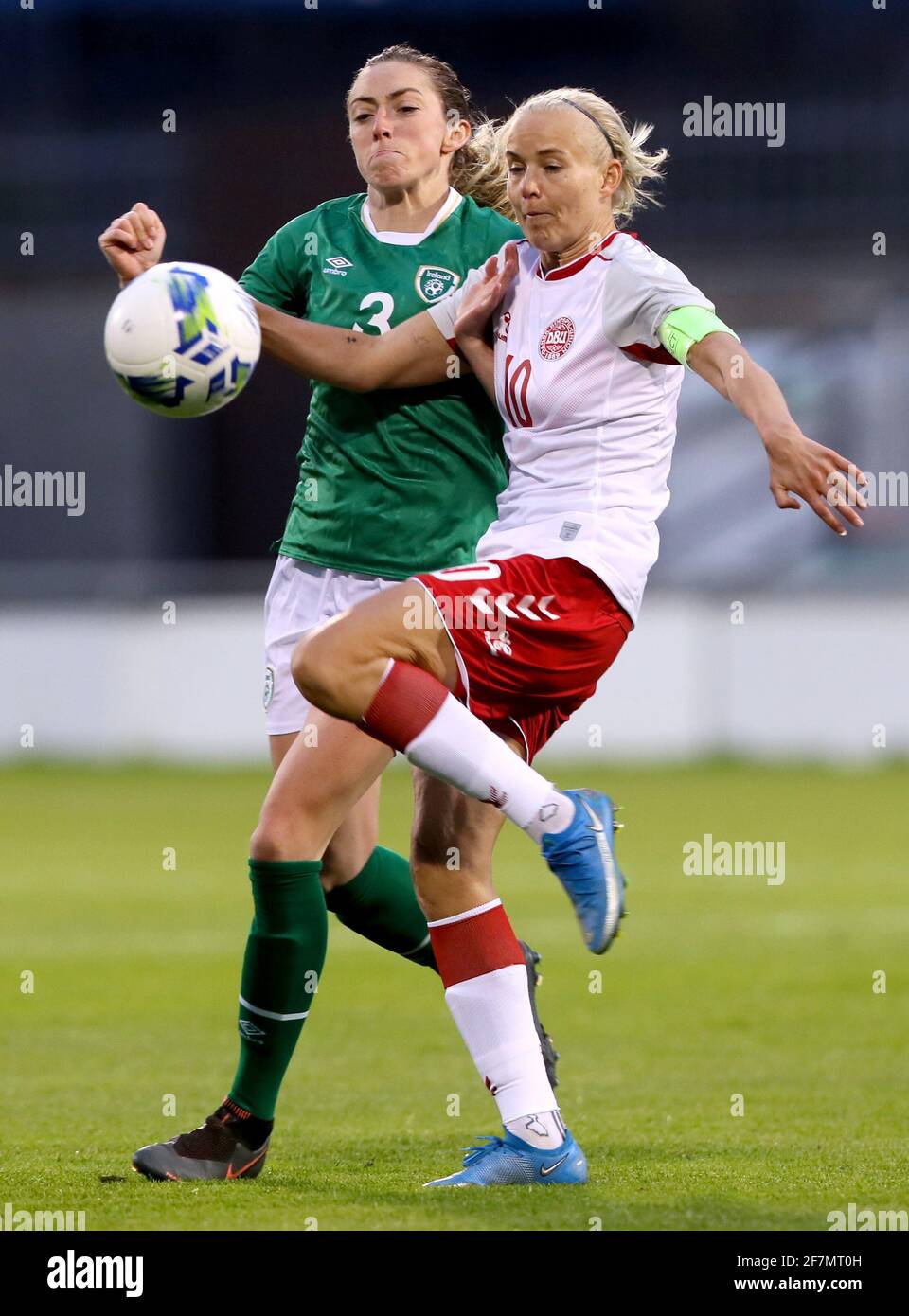 Megan Connolly (links) der Republik Irland und Pernille aus Dänemark kämpfen beim internationalen Freundschaftsspiel der Frauen im Tallaght Stadium in Dublin härter um den Ball. Bilddatum: Donnerstag, 4. April 2021. Siehe PA-Geschichte SOCCER Republic Women. Das Foto sollte lauten: Brian Lawless/PA Wire. EINSCHRÄNKUNGEN: Nur redaktionelle Verwendung, keine kommerzielle Nutzung ohne vorherige Zustimmung des Rechteinhabers. Stockfoto