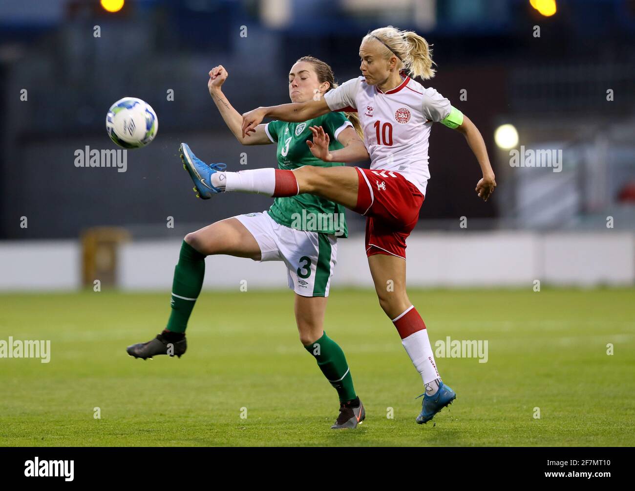 Megan Connolly (links) der Republik Irland und Pernille aus Dänemark kämpfen beim internationalen Freundschaftsspiel der Frauen im Tallaght Stadium in Dublin härter um den Ball. Bilddatum: Donnerstag, 4. April 2021. Siehe PA-Geschichte SOCCER Republic Women. Das Foto sollte lauten: Brian Lawless/PA Wire. EINSCHRÄNKUNGEN: Nur redaktionelle Verwendung, keine kommerzielle Nutzung ohne vorherige Zustimmung des Rechteinhabers. Stockfoto