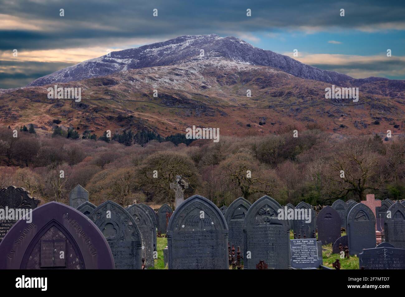 Der Berg Moel Hebog hier von der St. Mary's Church in Beddgelert im Snowdonia Nationalpark aufgenommen. Stockfoto