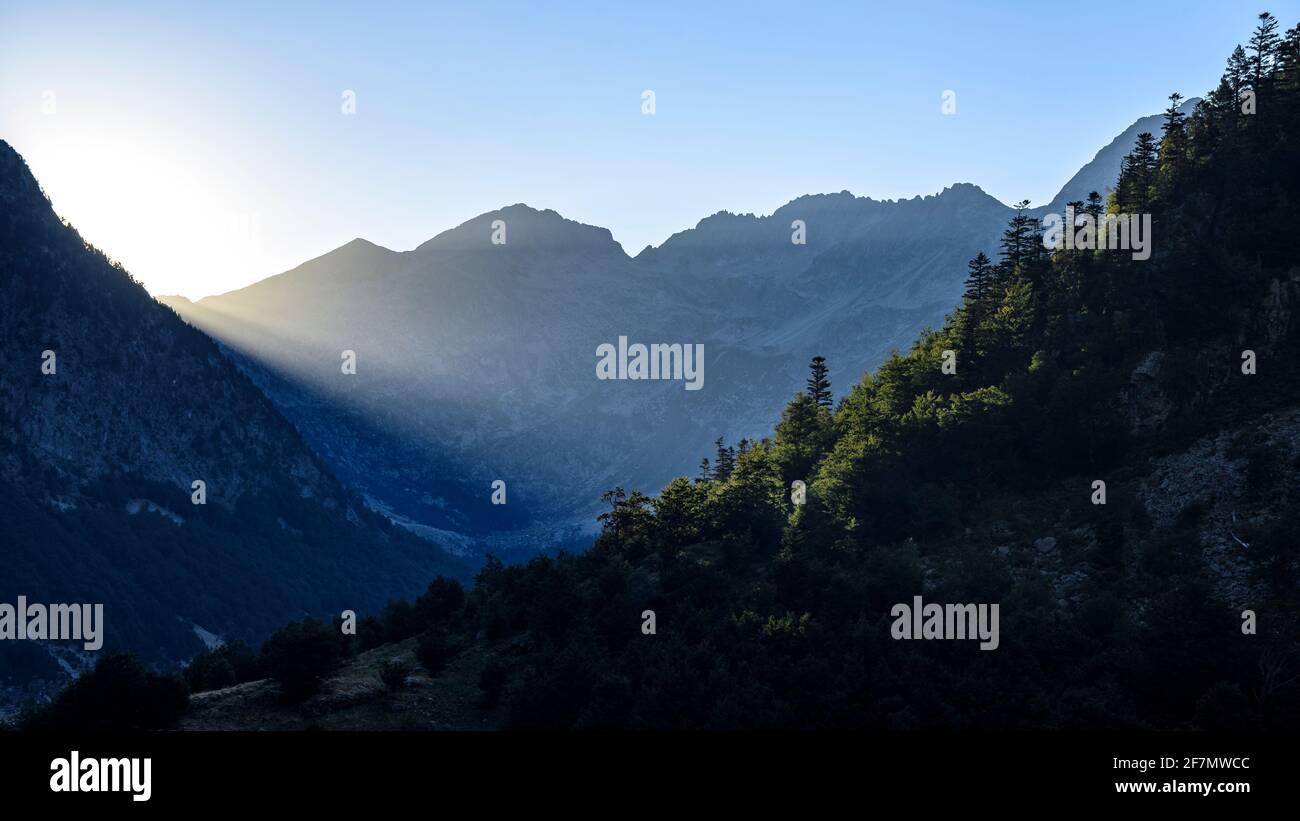 Sommersonnenaufgang im Molières-Tal (Aran-Tal, Katalonien, Spanien, Pyrenäen) ESP: Amanecer veraniego en el valle de Molières, Valle de Arán, España Stockfoto
