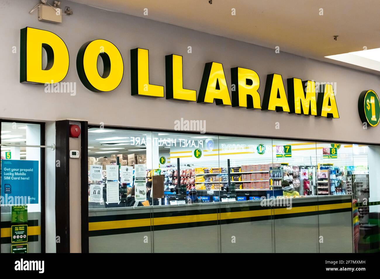 London, Ontario, Kanada - 28 2021. Februar: Ein dollarama Outlet-Store im Sherwood Forest Shopping Mall begrüßt die Shopper inmitten von COVID-19. Stockfoto