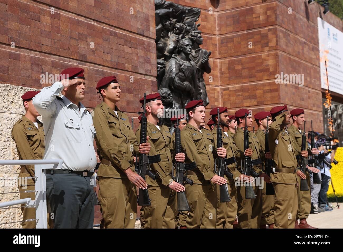 Jerusalem, Israel. 8. April 2021: Israelische Soldaten nehmen am 8. April 2021 an einer Zeremonie zum jährlichen Holocaust-Gedenktag in Yad Vashem in Jerusalem Teil. (Alex Kolomoisky/JINI via Xinhua) Quelle: Xinhua/Alamy Live News Stockfoto